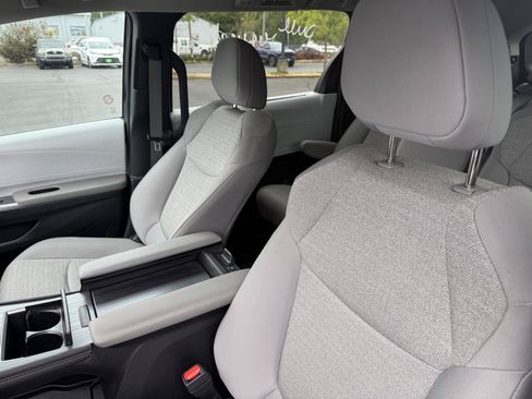 Used 2025 Toyota Sienna LE FWD image 10