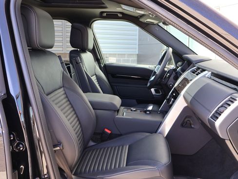 Certified 2025 Land Rover Discovery S image 30