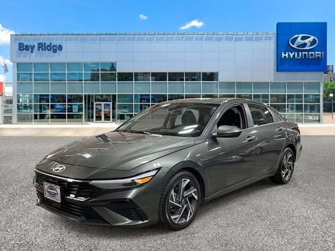 Used 2025 Hyundai Elantra SEL FWD image 8