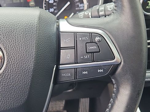 Used 2020 Toyota Highlander XLE image 18