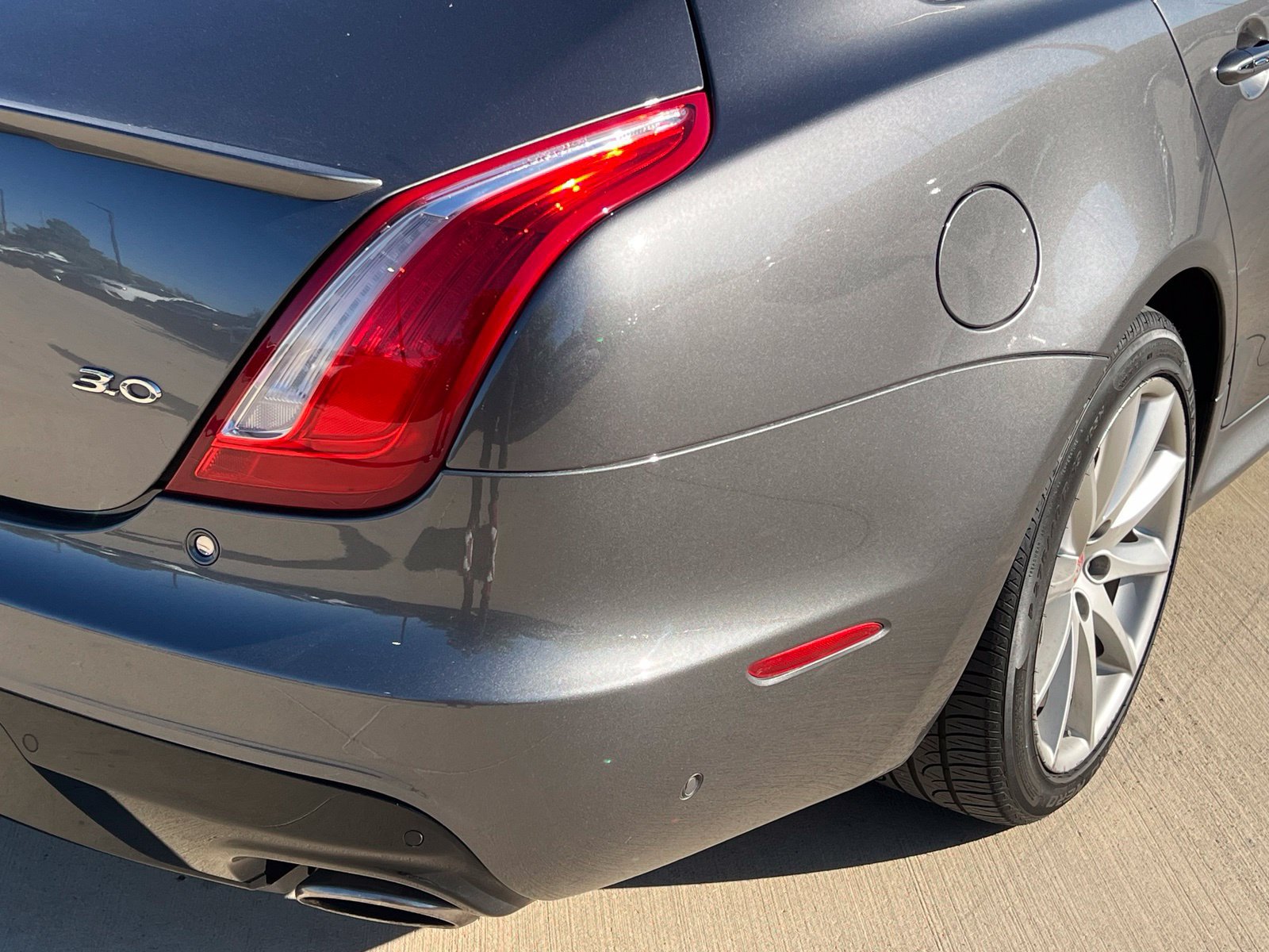 Used 2016 Jaguar XJ R-Sport RWD image 14