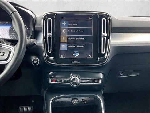 Used 2021 Volvo XC40 T4 Momentum w/ Premium Package image 8