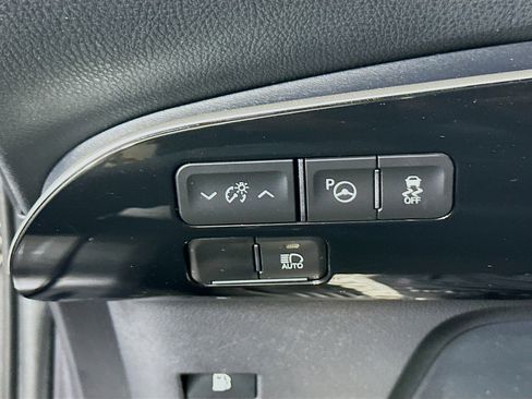 Used 2020 Toyota Prius XLE w/ Premium Convenience Package FWD image 16