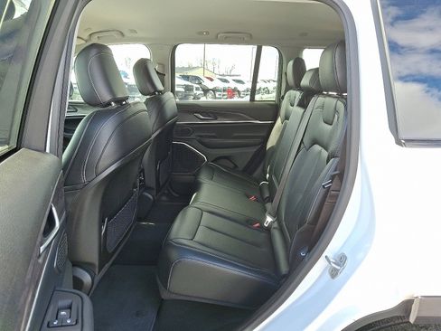 Used 2023 Jeep Grand Cherokee Limited w/ Black Appearance Package image 11