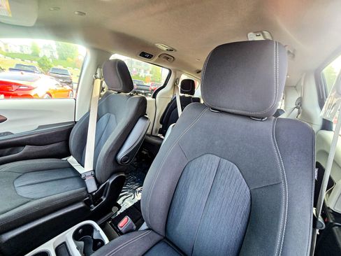 Used 2022 Chrysler Voyager LX image 10