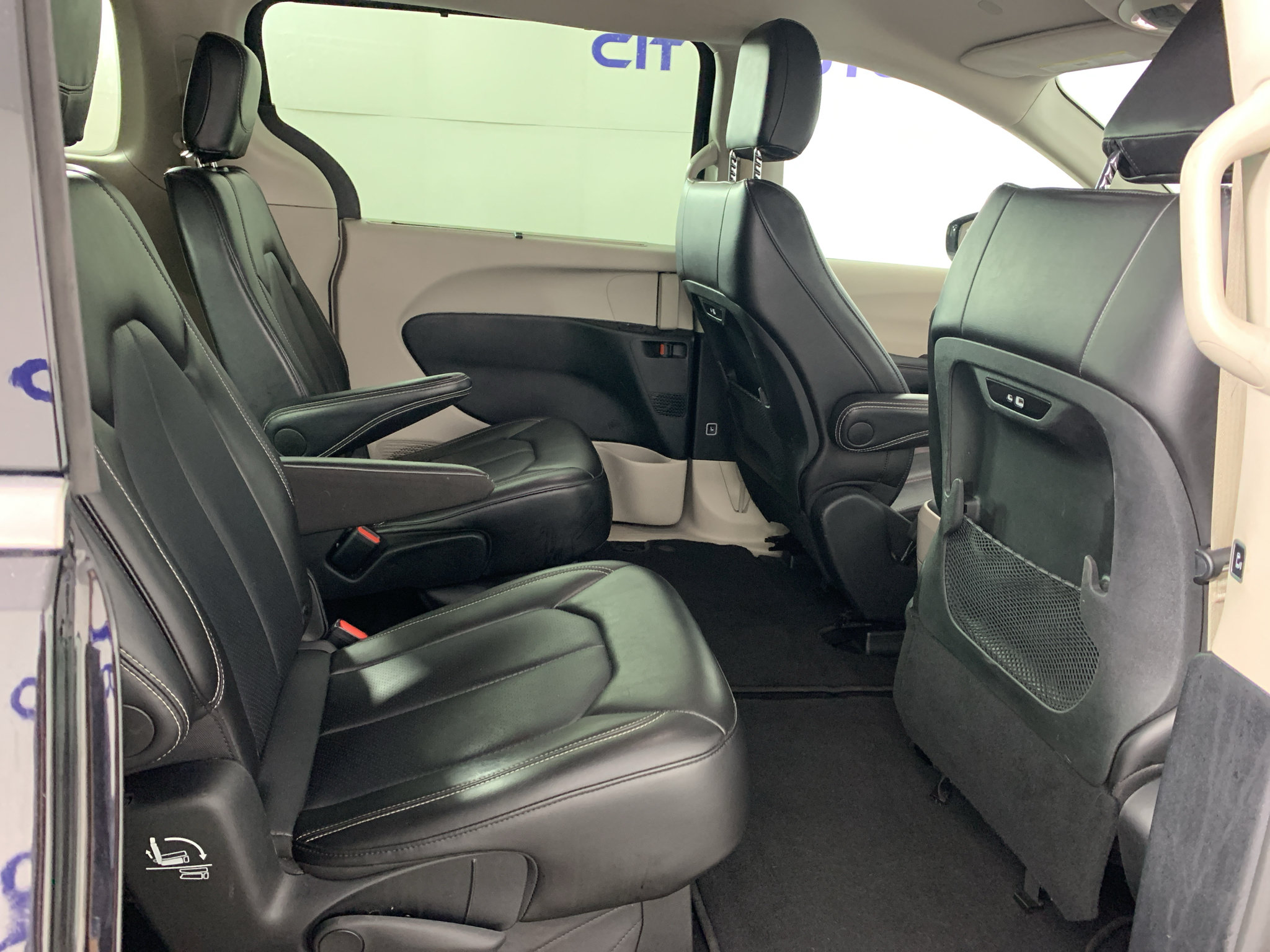 Used 2024 Chrysler Pacifica Touring-L FWD image 31