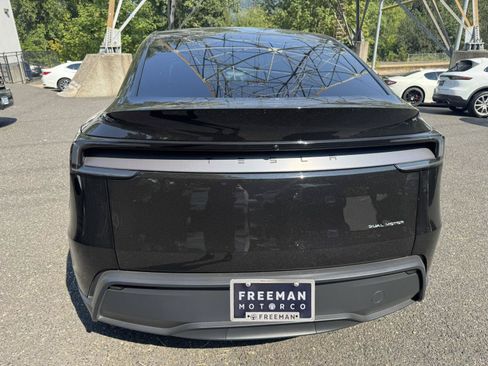 Used 2026 Tesla Model Y AWD image 4