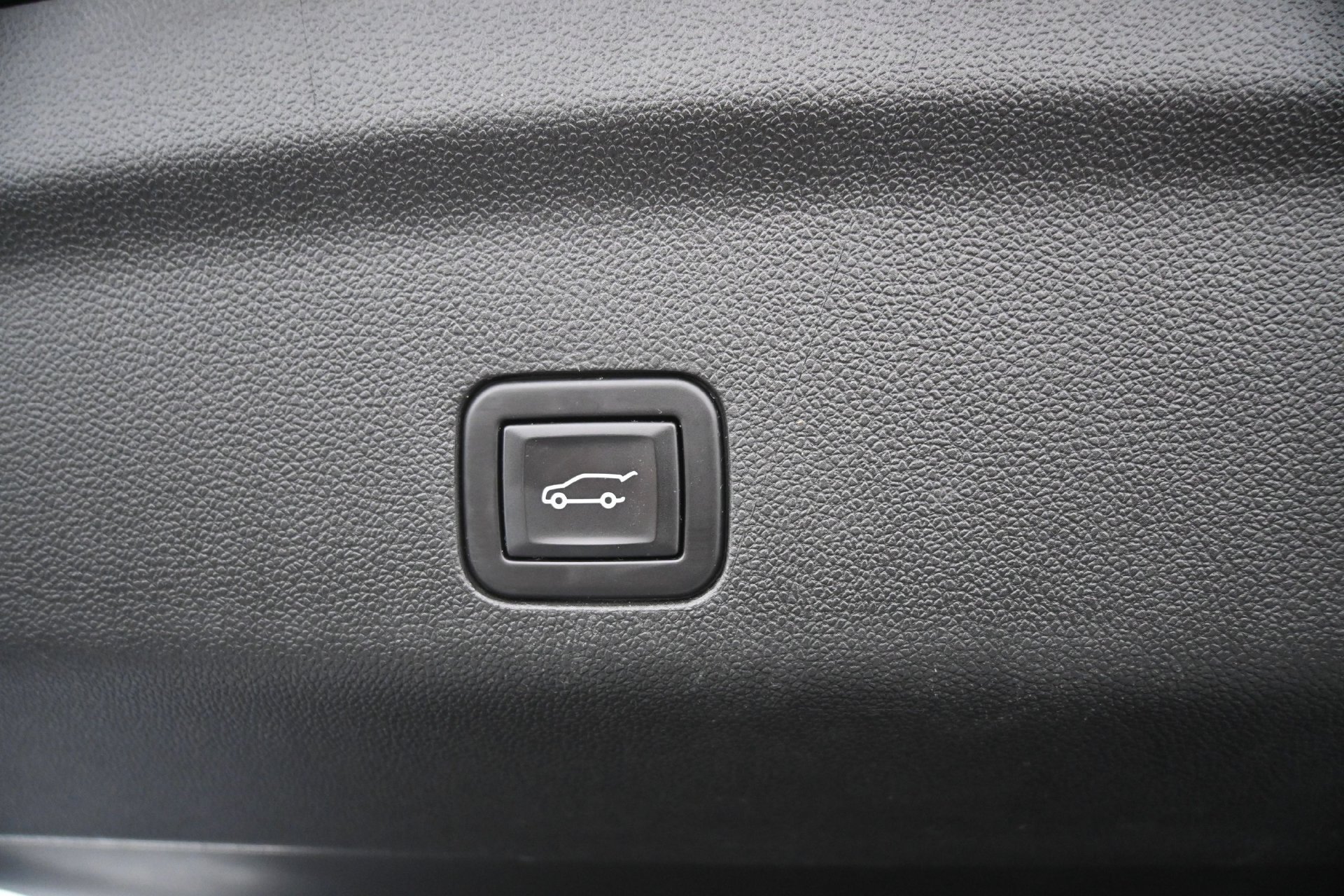 Used 2023 Chevrolet Suburban Premier AWD/4WD image 17