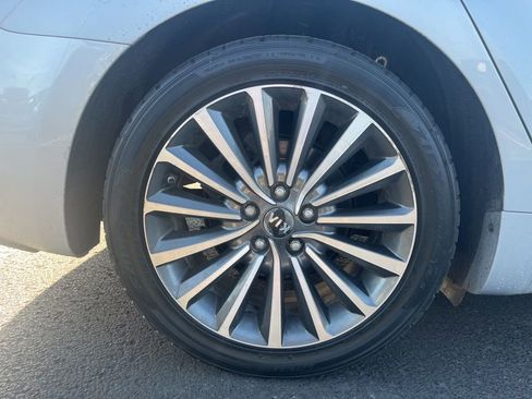 Used 2017 Kia Cadenza Premium w/ Luxury Package image 10