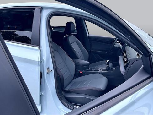 Used 2025 Volkswagen Jetta GLI Autobahn FWD image 9