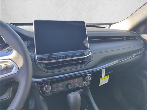 New 2026 Jeep Compass Latitude image 9