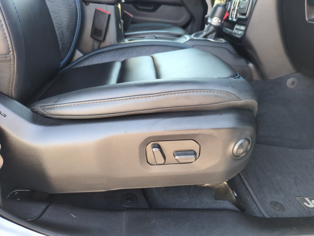 Used 2024 Jeep Wrangler High Altitude AWD/4WD image 32