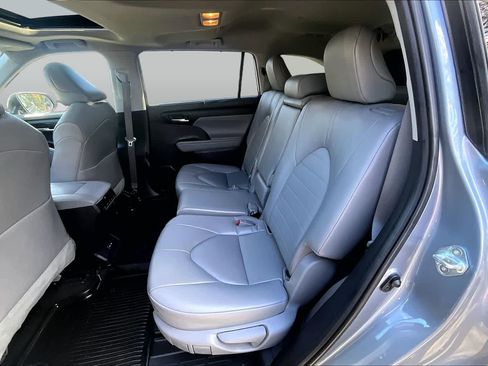 Used 2023 Toyota Highlander XLE AWD/4WD image 20