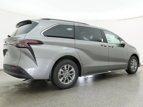New 2026 Toyota Sienna XLE FWD image 5
