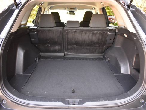 Used 2021 Toyota RAV4 LE FWD image 10
