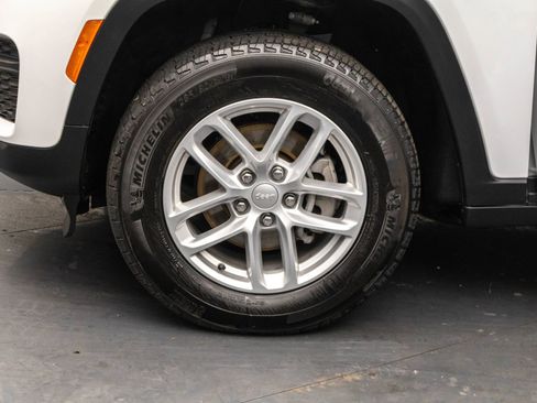 Used 2023 Jeep Grand Cherokee Laredo X image 44