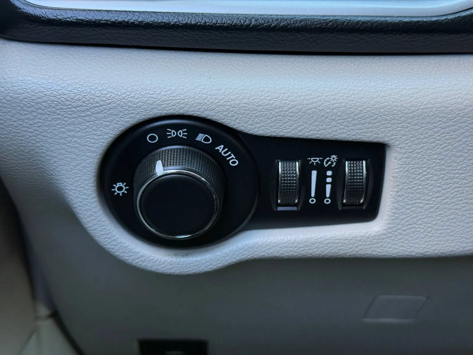 Used 2017 Chrysler Pacifica Touring FWD image 38