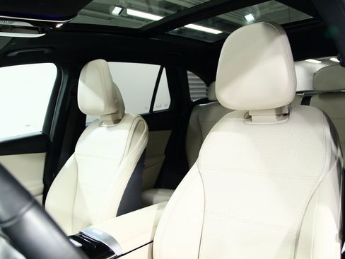 Used 2025 Mercedes-Benz GLC 300 4MATIC image 19