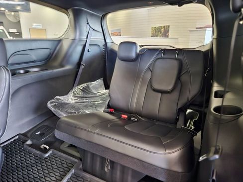 New 2025 Chrysler Pacifica Select w/ Fav Edition Package FWD image 16