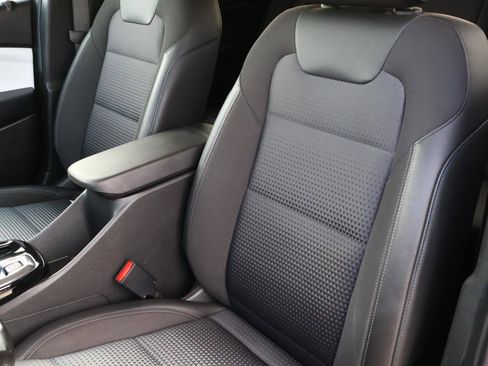 Used 2025 Chevrolet Trax LT w/ LT Convenience Package image 12