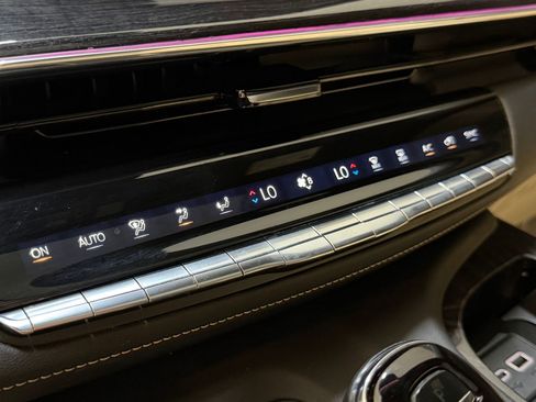 Used 2023 Cadillac Escalade Premium Luxury AWD/4WD image 39