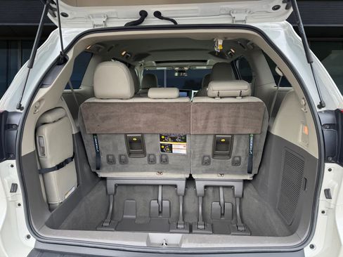Used 2019 Toyota Sienna XLE w/ XLE Navigation Package FWD image 12