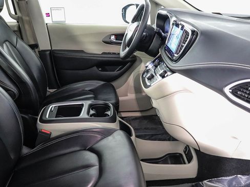 Used 2024 Chrysler Pacifica Select image 16