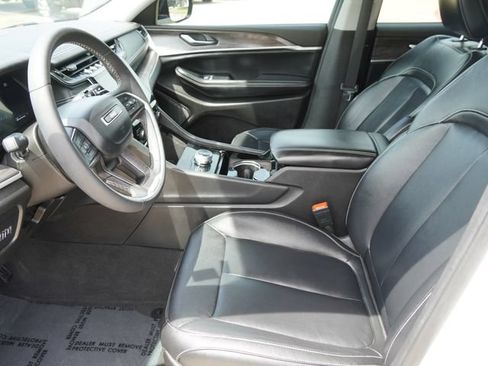 Used 2023 Jeep Grand Cherokee L Limited AWD/4WD image 19