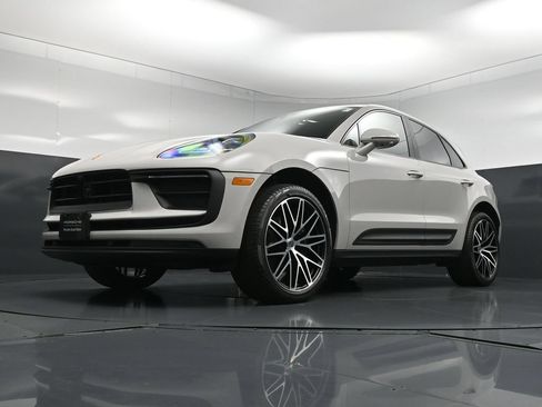 Certified 2025 Porsche Macan AWD/4WD image 22