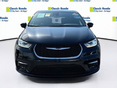 Used 2025 Chrysler Pacifica Select