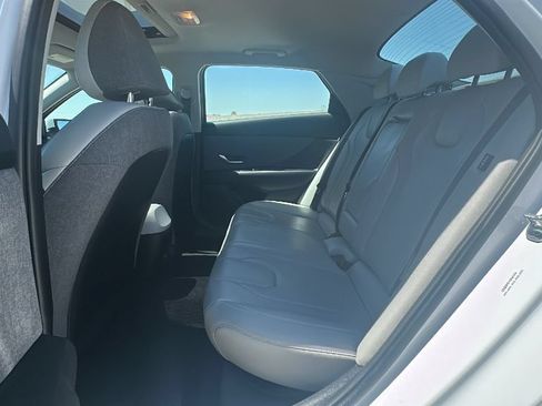 Used 2025 Hyundai Elantra Limited FWD image 33