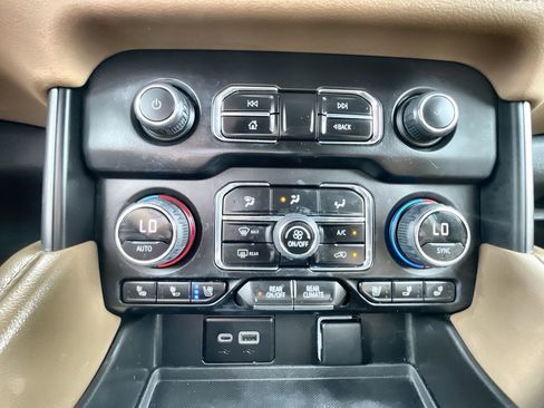 Used 2023 Chevrolet Suburban Premier RWD image 18