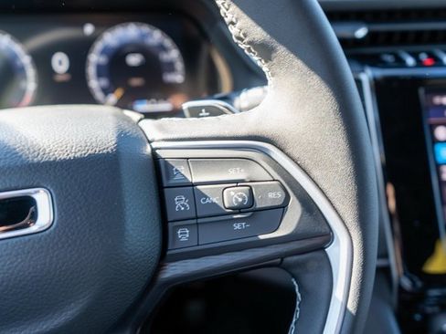 New 2025 Jeep Grand Cherokee Altitude image 19