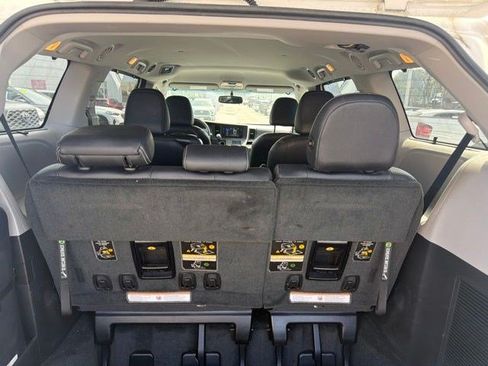 Used 2017 Toyota Sienna SE FWD image 11