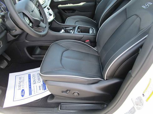 New 2026 Chrysler Pacifica Limited w/ Uconnect Theater Family Group AWD/4WD image 26