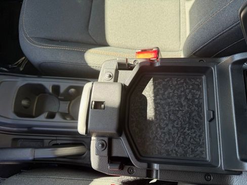 Used 2025 Jeep Wrangler Sahara image 23