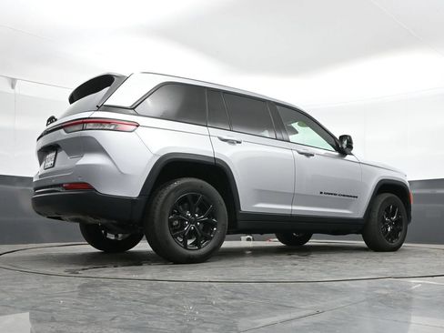 Used 2025 Jeep Grand Cherokee Altitude AWD/4WD image 42