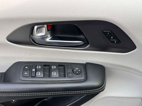 Used 2022 Chrysler Pacifica Touring-L w/ Uconnect Theater Family Group FWD image 13