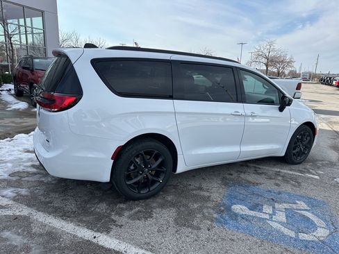 New 2026 Chrysler Pacifica Select image 35