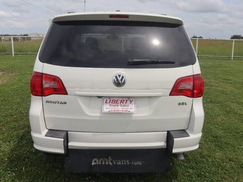Used 2012 Volkswagen Routan SEL FWD image 10