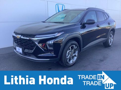 Used 2025 Chevrolet Trax LT w/ LT Convenience Package FWD image 1