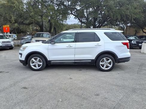 Used 2018 Ford Explorer XLT w/ Equipment Group 201A FWD image 4