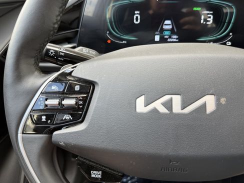 Used 2023 Kia Niro EX w/ EX Cold Weather Package FWD image 28