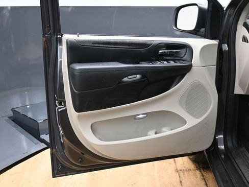 Used 2018 Dodge Grand Caravan SE w/ UConnect Hands-Free Group image 34