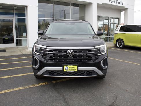 New 2026 Volkswagen Atlas Peak Edition image 2