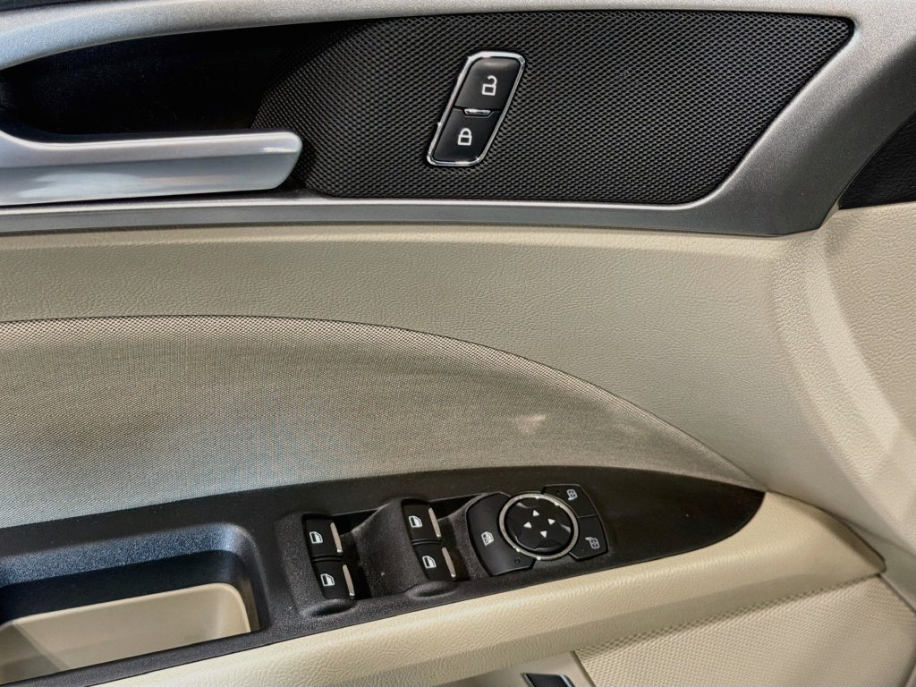 Used 2020 Ford Fusion SE FWD image 20