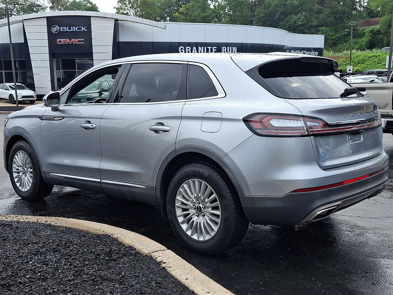Used 2020 Lincoln Nautilus Premier AWD/4WD image 4