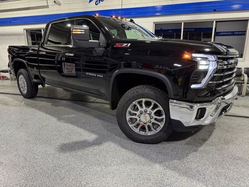 Used 2025 Chevrolet Silverado 2500 LTZ w/ LTZ Premium Package image 4