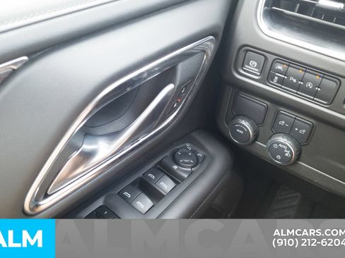 Used 2024 Chevrolet Suburban LT RWD image 15