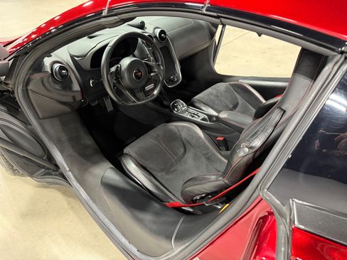 Used 2018 McLaren 570S Spider image 31